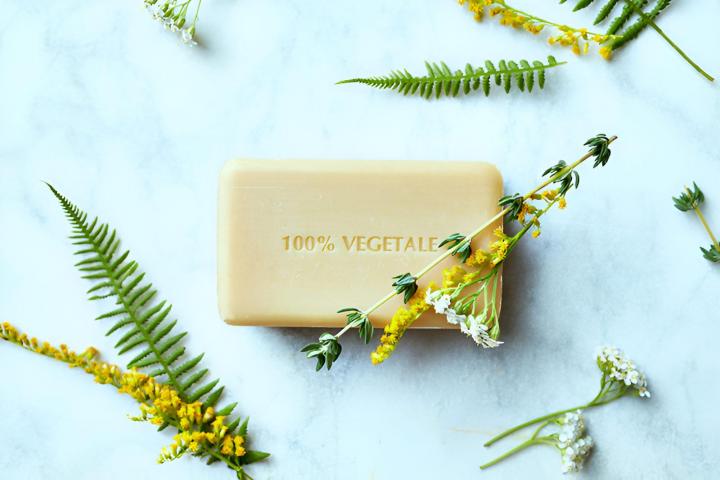 Je propose des produits cosmétiques naturels.